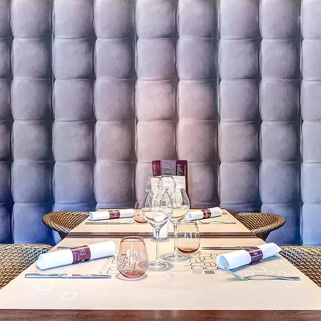 Ravel Cyrano Hotel